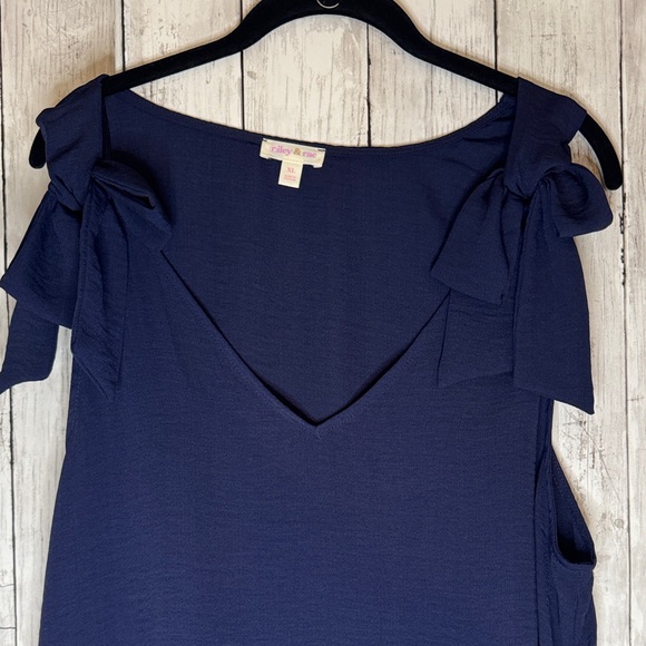 Riley & Rae Navy V-Neck Blouse - Picture 3 of 5